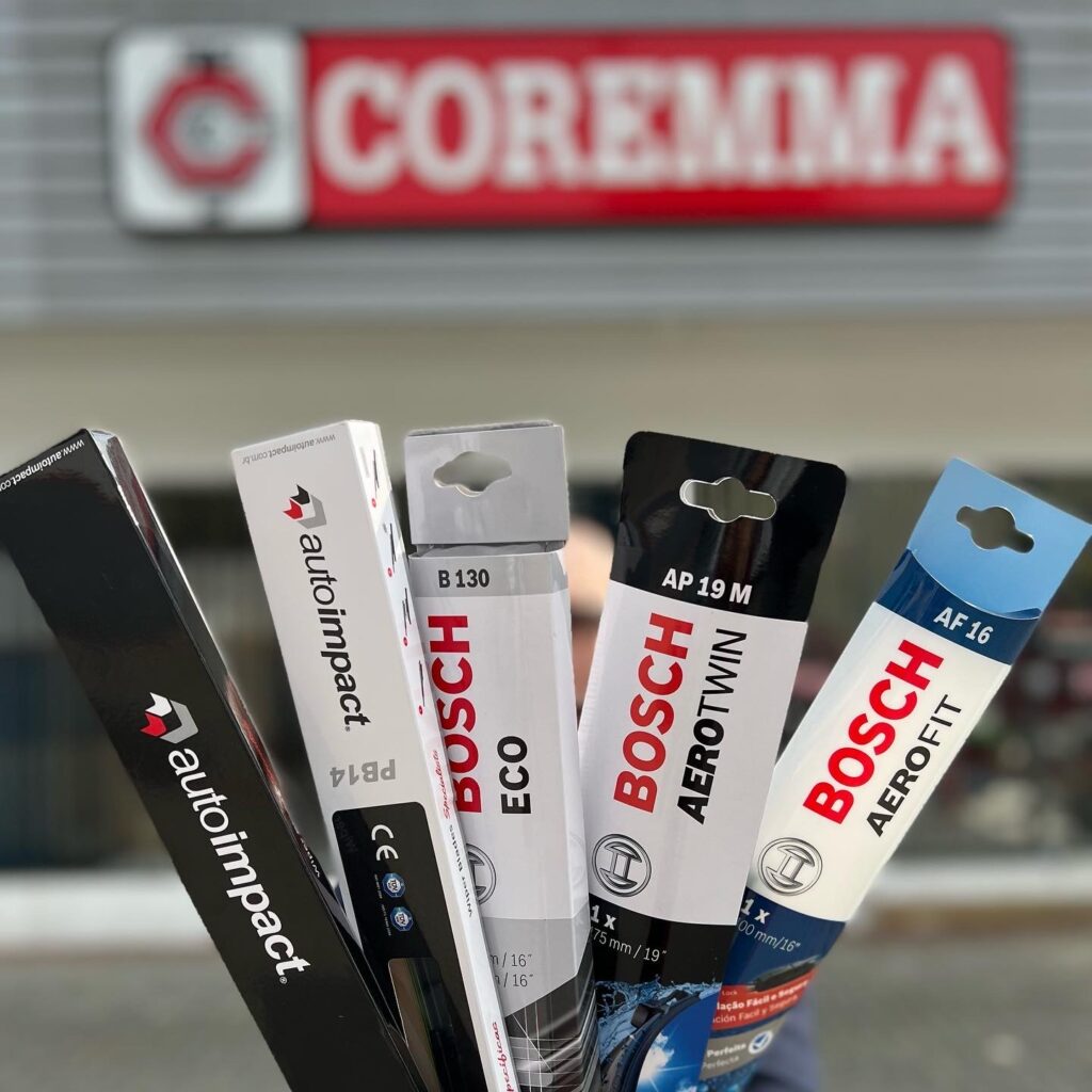 Imagem de palhetas de diversas marcas em frente a uma placa da loja COREMMA
