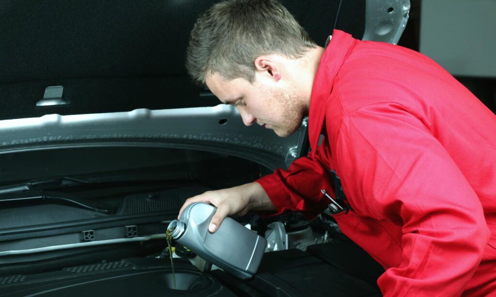 consulte o manual ou fabricante do seu carro para se certificar do prazo ideal para realizar a troca de óleo.
