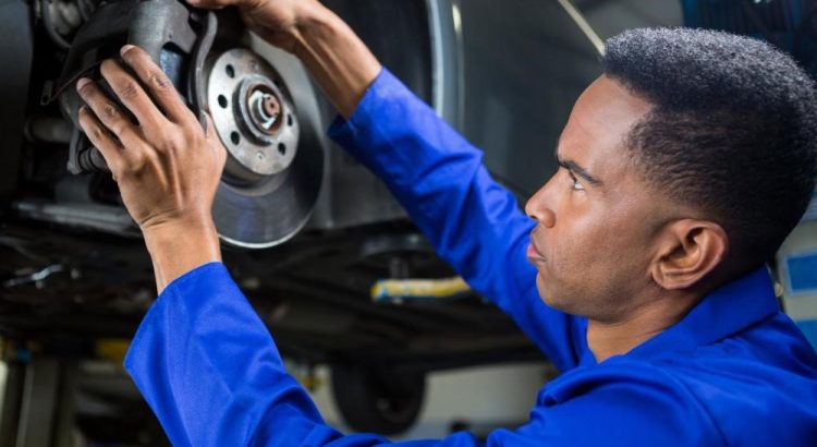 Profissional analisando se há necessidade de trocar o freio do carro.