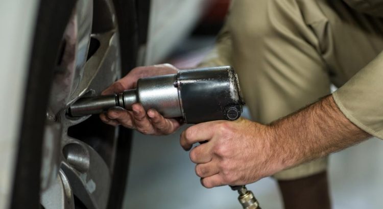 Mecânico usando chave de impacto pneumática