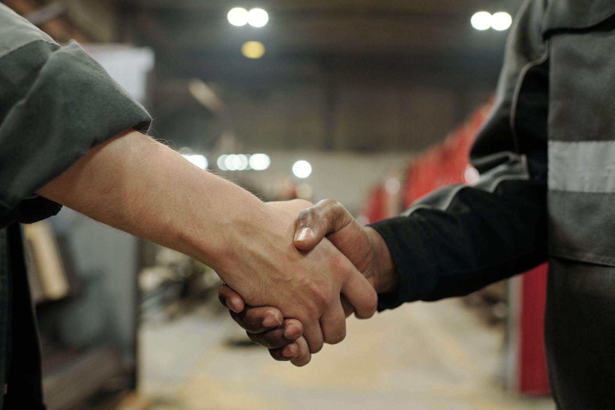 Operadores dando a mão 