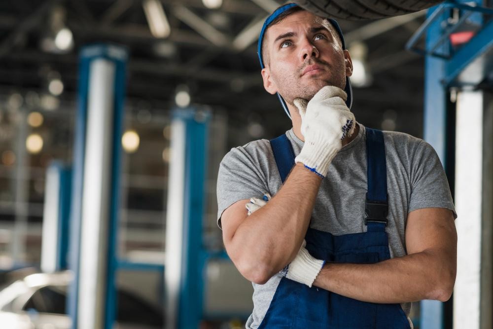 Mecânico em uma oficina com dúvidas sobre chaves manuais